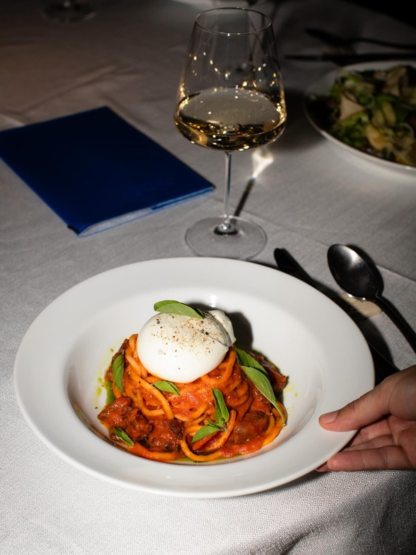 All'Amatriciana de bigoli com uma burrata inteira por cima.