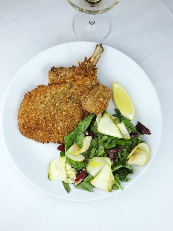 Cotoletta di Maiale empanada, com salada de rúcula e abobrinha em fatias finas.